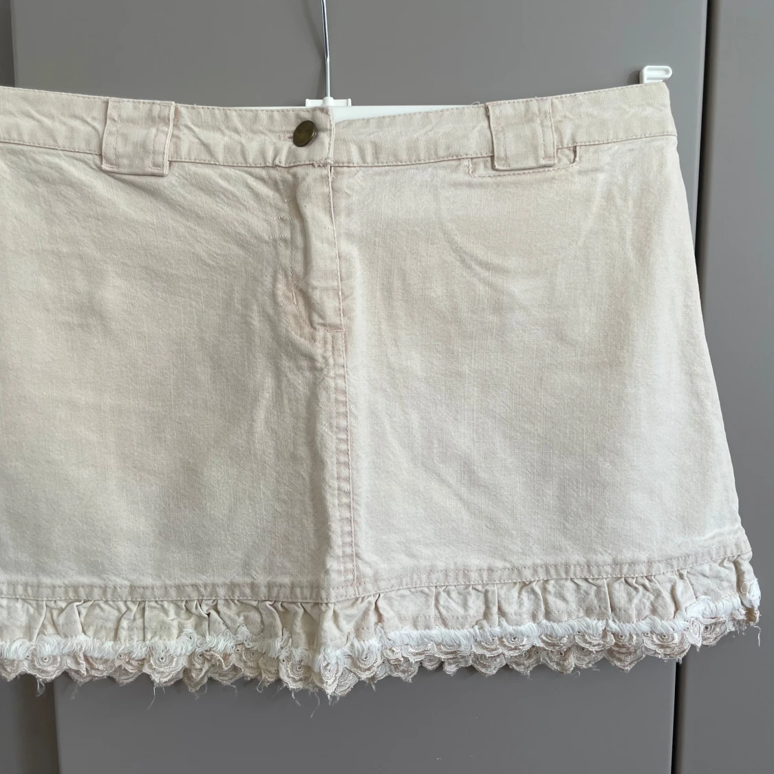 Beige kjol med spetsvolang