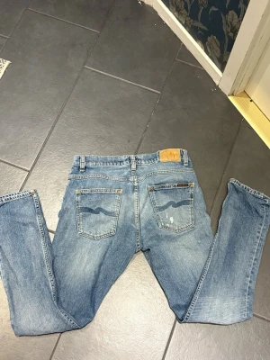Nudie jeans - Ett par sköna relaxed nudie jeans | Super bra skick o inga defekter | Strl; 32/32/Mvh nitro👨🏽‍🎨