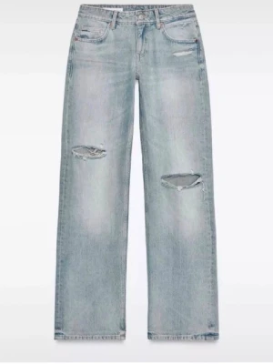 Trendiga jeans från Zara  - Säljer dessa trendiga jeansen från Zara i storlek 32, har sytt upp dem lite så skriv gärna vid fundering, helt nya använda en gång❣️