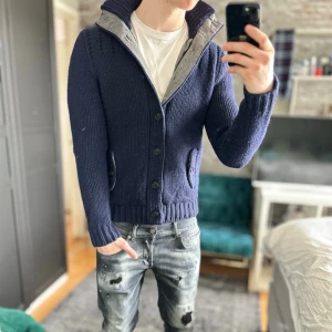 Stickad cardigan - Mycket bra skick,  lite nopprig! Passar dig som är mellan 178-188cm ungefär. ca 3000kr. Modellen är 185 cm, 75kg. Passar bra nu till våren! Skriv för mer information!🤝