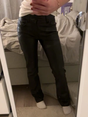 svarta skinnbyxor - svarta skinnbyxor från bikbok i storlek 34, knappt använda 