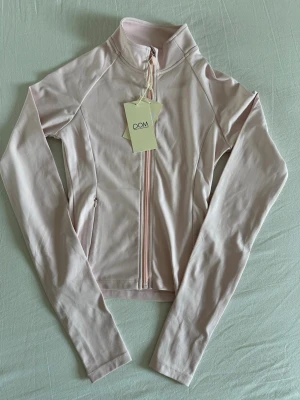 Tränings tröja  - Ljus rosa träningströja i storlek S, den är aldrig använd och har lappen kvar !!