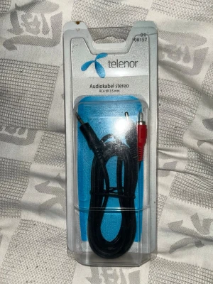 Telenor audiokabel stereo RCA till 3.5mm - Audiokabel stereo från Telenor med RCA till 3.5 mm kontakt. Perfekt för att koppla ihop förstärkare, CD-spelare eller mobiltelefon med högtalare. Kabeln är svart med en röd och en vit RCA-kontakt samt en 3.5 mm kontakt. Levereras i originalförpackning.