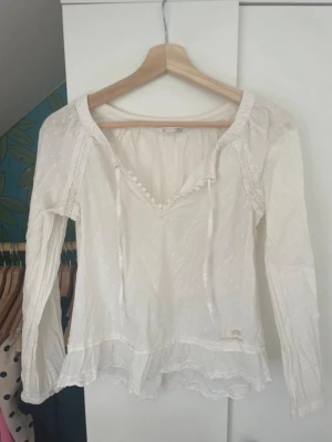 Vit odd Molly blus - Vit blus från odd Molly med spets och en fjäril i ryggen. Använd fåtal gånger och är i bra skick. 