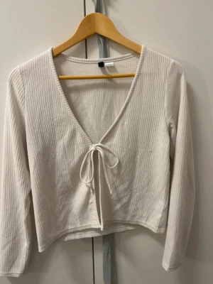 Vit kofta  - En super söt vit kofta / bolero som är ett perfekt plagg i garderoben. Den är använd ett fåtal gånger. Den är i storlek M men passar även S. Säljer då den inte kommer till användning! 