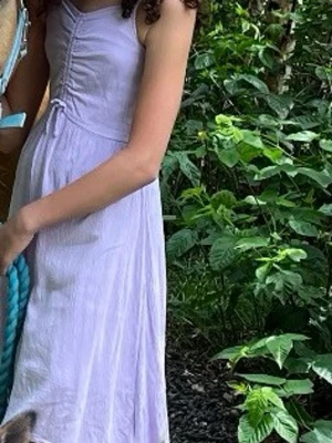 Lila klännning  - Lila klänning passar perfekt till skolavslutning, storlek 152