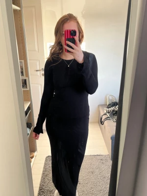 Klänning - Klänning från Gina. Säljer den för att den är för kort på mig då jag är 174. Knappt använd💗