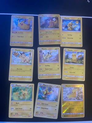 Samling pokemonkort  - Säljer en samling med nio olika Pikachu Pokémonkort. Korten har olika illustrationer och attacker, vissa med holografisk effekt. Alla korten är gula med klassisk Pikachu-design och varierande bakgrunder. Perfekt för dig som vill utöka din Pokémonkort-samling!