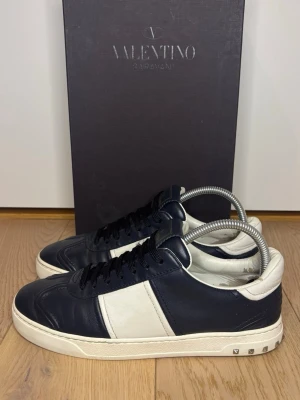 Valentino flycrew - Valentino flycrew | Skick - 7/10 - mycket bra - alla nitar är kvar| Storlek - 40 passar 41 | Akta | Box, dustbag och papper ingår | Hör av er vid frågor eller funderingar 🙌