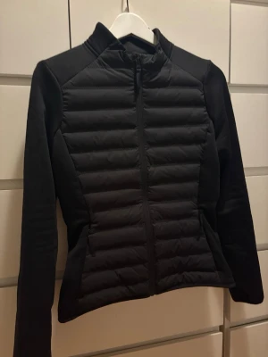H&M Move jacka, strl S - H&M Move varm hybridjacka thermomove, dam strl S. Nyskick. Nypris ca 450 kr. Priset i annonsen gäller.