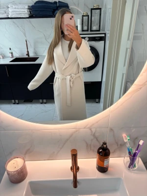 Superfin kappa - Säljer en super fin vårkappa som inte kommer till använding, inprincip aldrig använd orginal pris 1000kr pris kan diskuteras💕💕