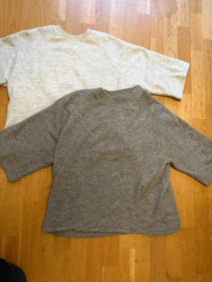 Två stickade 3/4 ärmade tröjor från GinaTricot - Två stickade tröjor från GinaTricot med 3/4 ärmar. Använda ca 5 gånger styck och i väldigt bra skick! Båda är i storlek S! 