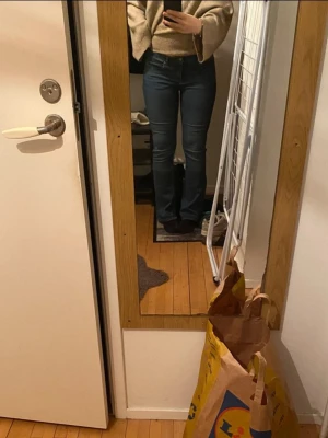 Mörkblå low waist bootcut jeans - Säljer ett par mörkblå bootcut jeans med låg midja. Jeansen har en lätt utsvängd passform nedtill och är perfekta för en avslappnad men ändå trendig look. Materialet är denim med stretch för extra komfort. Använda fåtal gånger och är i fint skick.