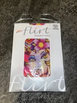 Färgglada tights från Flirt - NY! Unika färgglada statement tights från Flirt. Tror att det är deadstock/retro. Säljer pga köpt två stycken i UK. 
