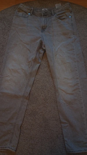 Jack & Jones byxor - Jack & Jones byxor i modellen "Relaxed Chris" Nästan helt nya. Inga skador. Storlek 176/16 years old. OBS SKICKAR BARA MED INSTABOX.