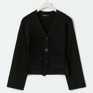 Svart kofta från Gina Tricot - Säljer en svart kofta från Gina Tricot med v-ringad hals, tre stora knappar framtill. Den är ny och aldrig använd. Storlek S men passar även en XS. nypris 459, mitt pris 320