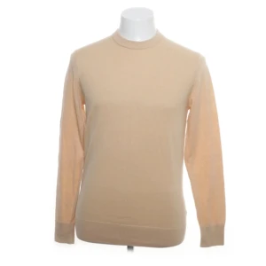 Stickad tröja - En stilren Gul-beige stickad tröja i kashmir & bomull. Tröjan är enkel och clean design som funkar till det mesta. Pris kan diskuteras vid snabb affär.