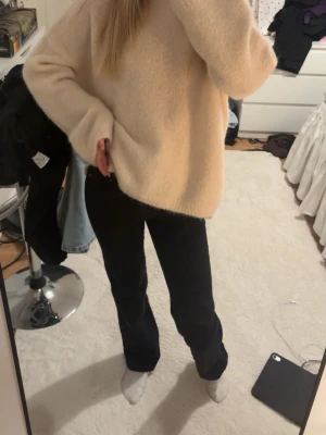 Svarta jeans  - Super fina raka ”urtvättade” svarta jeans från Gina tricot i fint skick👖 säljer då dom blivit för små