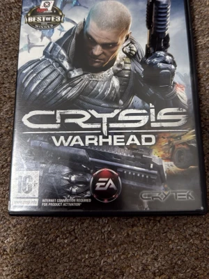 Crysis: Warhead – PC, komplett med box + manual + CD-key - Säljer Crysis: Warhead till PC. 	•	1 CD-skiva 	•	Originalbox 	•	Manual med CD-keySkivan fungerar på PC. ⚠️ OBS: PC-version, fungerar ej på konsol. 💡 CD-key ingår i manualen, visas ej på bilder av säkerhetsskäl.  📦 Frakt: Mellanstorlek paket 💰 Pris: 299 kr 