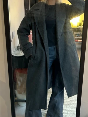 Mörkgrå ullkappa från Zara - Säljer en oversized, lång, mörkgrå ullkappa med dubbelknäppning och bred krage från Zara. 