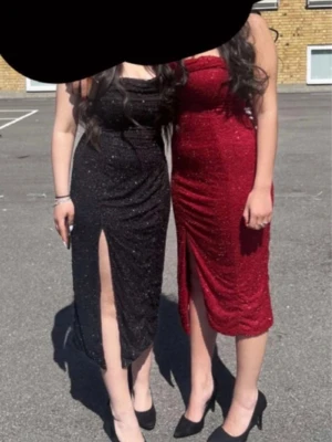 Svart glittrig långklänning med slits - Säljer en svart glittrig långklänning från Oh polly💕 Klänningen är axelbandslös med en slits framtill och har en figurnära passform. Klänning är bara använd en gång, är en 154cm lång💗 Skriv dm ifall ni har några mer funderingar💕