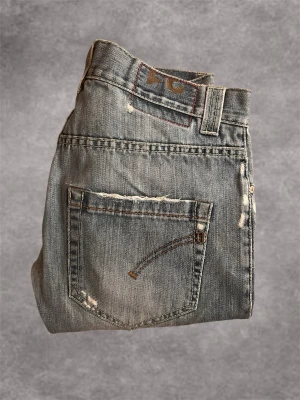 Dondup jeans Blå - Feta dondup jeans! Storlek: W30  L30 (Längd: 91cm). (Midjemått:39cm) Marinblå. Modellen är 180cm och väger ca 60kg. Bra skick. Pyttelitet hål mellan bena. Kan lagas för ca 50kr eller sy själv. 