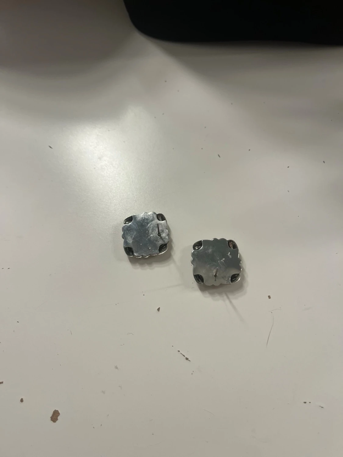 Silvriga knutformade örhängen - 4