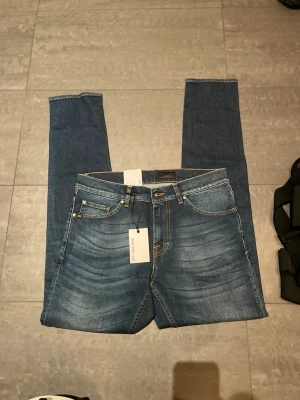 Tiger of Sweden jeans nya - Helt nya jeans ifrån tiger of Sweden. Prislappen är kvar på jeansen. Storleken är W30 L34. Modellen är evolve. Tveka inte på att höra av dig om du har frågor