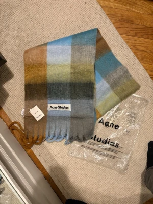 Acne Studios scarf  - Stilren Acne Studios scarf. Passar dig som vill hålla värmen i vinter/vår men ändå hålla stil. Den är 100% äkta och jag har kvitto✅