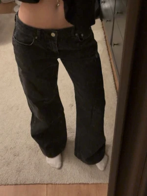 Nakd jeans med låg midja - Svarta lågmidjade jeans från nakd i storlek 34. De är jättefint uppsydda för att passa mig som är 160 men jag tyckte att de blev lite för korta enligt mig!❤️ Använda 1 gång. Modellen är raka/vida. Orginalpris 700kr