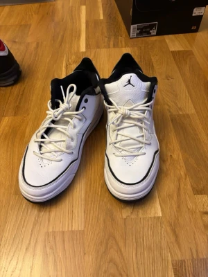 Nike Jordan courtside 23 - Skorna är i väldigt bra skick och är inte mycket använda, inte mycket crease som är synligt