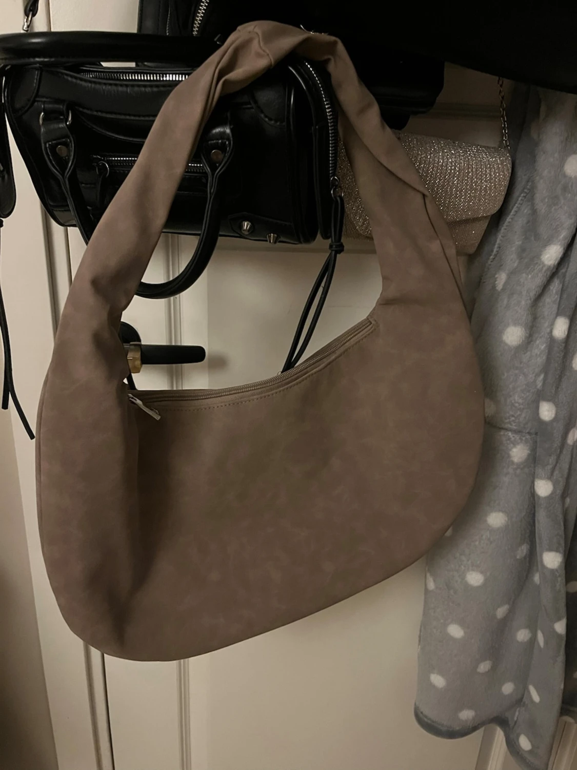 Beige axelremsväska i mjukt material