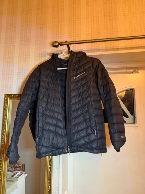 Peak performance  - En peak performance jacka i svart! Den är ganska tunn så kanske mer en vår jacka. Har ett litet hål som man ser på sista bilden men absolut inget som syns.( kan finnas mer men ingenting som syns)