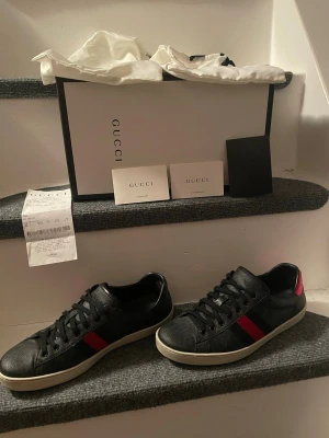 Gucci ace skor - Svarta Gucci Ace skor ute ‼️‼️Självklart äkta kvitto medföljer‼️ Kontakta mig vid minsta fundering🤗🤗