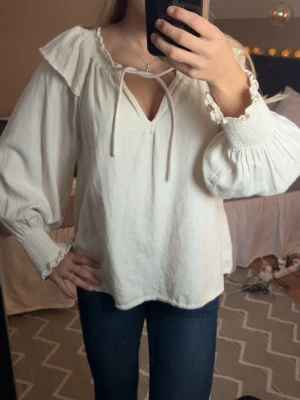 Beige blus - Old Navy blus i storlek S! Helt nytt skick! Skriv vid intresse!💕