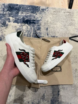 Gucci ace snake - Riktigt snygga Gucci ace med orm design. Storlek 44. Allt på bilderna tillkommer. Aldrig använda. Pris kan diskuteras vid snabb affär!