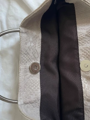 beige handväska  - ganska stor handväska, inte min stil så säljs pga det, skriv om frågor❣️