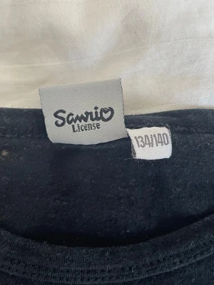 hello kitty - as gullig tshirt har tyvärr blivit för liten, skriv vid frågor