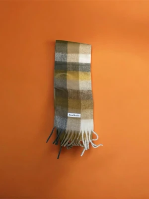Rutig halsduk från Acne Studios - Säljer en snygg rutig halsduk från Acne Studios i mjuk ullblandning. Färgerna går i beige, grått, vitt och senapsgult med klassiskt rutmönster och fransar i ändarna. Perfekt accessoar för att lyfta din outfit.