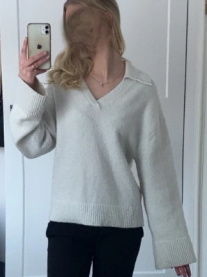 Vit stickad tröja - Fin vit stickad tröja med krage & V-rigning. Köparen betalar frakt.