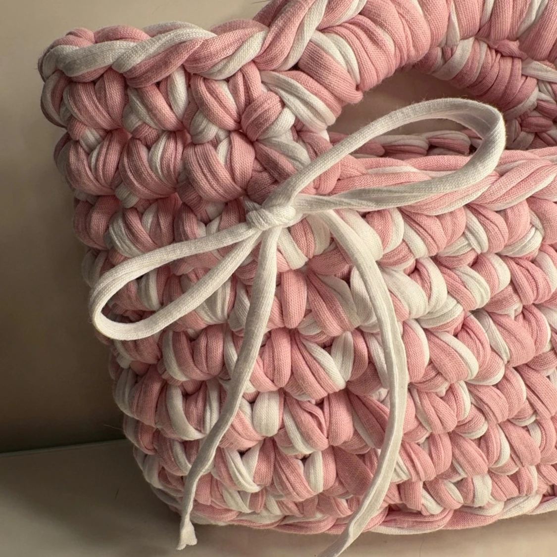 Virkad handväska i t-hirt garn i rosa/vit - 3