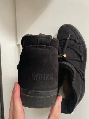 Populära skor från Inuikii - Så sköna & snygga skor från Inuikii, jättebra skick 💛💛Passar 39/40