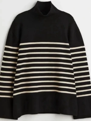 Stickad tröja med vita sträck - En jätte fin tröja med med vita sträck. Superbra skick, inga noppror som ny!💕