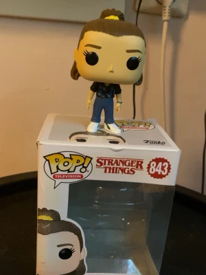 Eleven funko pop - Funko pop på eleven från stranger things, allt ingår