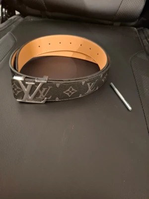 Svart bälte - Svart bälte med silvrigt spänne, aldrig använd, hålgörare ingår