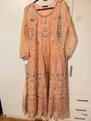 Pakistansk/indisk klänning  - Säljer denna kraftigt broderade, vackra pakistanska och indiska klänning. Den är vacker! Och varje detalj är handgjord. Den är lite tung på grund av allt det vackra arbetet, men inget outhärdligt. Har använt den en gång. Storlek S.   kan även skicka video på den. 