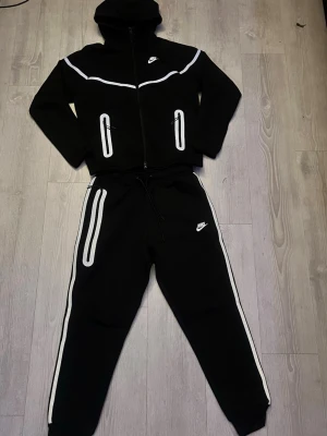 🔥 Nike Tech Fleece – Svart med reflexdetaljer (M) - Stilrent Nike Tech-set i svart med snygga reflexdetaljer — hoodie + byxor. Perfekt både dag och kväll, med bekväm passform och modern Tech-look. I mycket fint skick! ✨ 💬 Pris kan diskuteras — skicka bud!  📦 Skickas ut idag!  🧵 Material: Tech fleece 🎨 Färg: svart med reflex 📏 Storlek: M 👟 Set: hoodie + byxor  #NikeTech #TechFleece #BlackFit #NikeSet #ReflexDetaljer #StorlekM #SnabbLeverans #Streetwear 