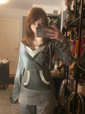 Sinful hoodie❤️ - Super cool sinful hoodie med super fina ditaljer och rhinestones❤️ den är storlek M men den är välldigr strechig och sitter längst kroppen på mig som är xs-s i storleken❤️