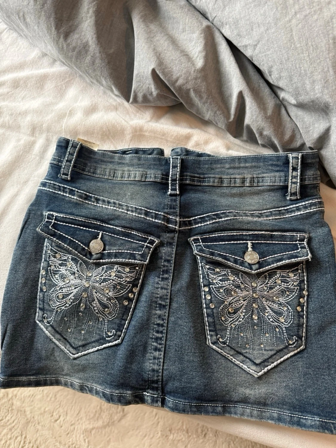 Mörkblå jeanskjol i kort modell - 1