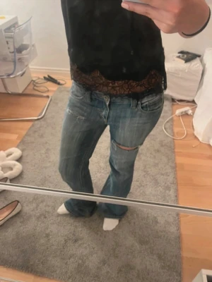  bootcut jeans - Säljer dessa Jättesnygga bootcut jeans som tyvärr var lite stora på mig. Midjemått 42 cm och innerben 85❤️ pris går att diskutera💕